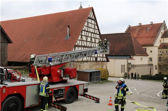 Das Übungsszenario: Diese historische Scheuer im Wachendorfer Schloss brennt. Drei Personen sind noch im Gebäude.Bild: Bernhard