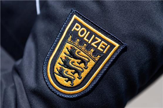 Das Wappen der Polizei Baden-Württemberg ist auf der Uniform: Gegen 70 Beamte wird nun ermittelt. Bild: Silas Stein/dpa