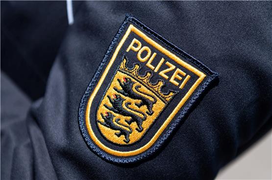 Das Wappen der Polizei Baden-Württemberg ist auf der Uniform einer Polizeibeamtin zu sehen. Foto: Silas Stein/dpa