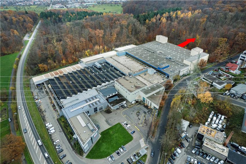 Das Werk 2 von Kion Warehouse Systems in Mittelstadt. In Richtung des roten Pfeils oben soll die Halle um 21 Meter erweitert werden. Bild: Horst Haas