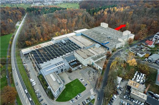 Das Werk2 von Kion Warehouse Systems in Mittelstadt. In Richtung des roten Pfeils oben soll die Halle um 21 Meter erweitert werden.Bild: Horst Haas