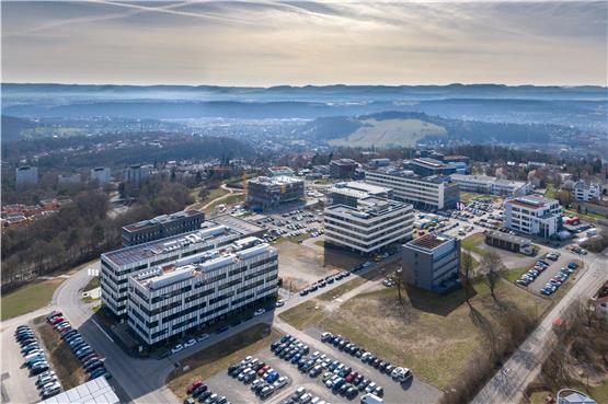 Das auffälligste Gebäude im Tübinger Technologiepark ist mittlerweile der charakteristische Doppel-Bau des Curevac-Hauptsitzes (links vorne). Das Unternehmen befindet sich gerade in einem Transformationsprozess vom Forschungs- zum kommerziellen Pharma-Unternehmen. Bild: Ulrich Metz