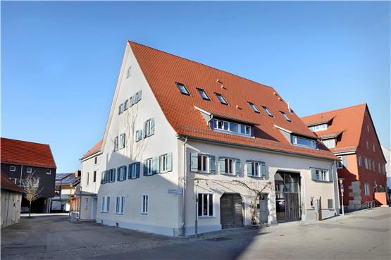 Das denkmalgeschützte Gebäude am Gomaringer Schlosshof mit gläsernem Scheunentor: Architekt Gottfried Haefele hat es gekauft, saniert und darin moderne Wohnungen geschaffen. Bild: Anne Faden