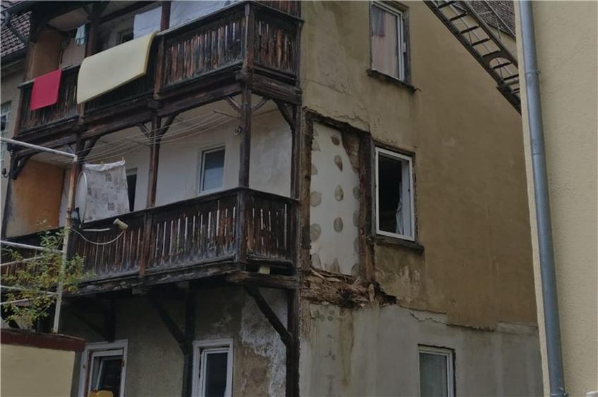 Das einsturzgefährdete Haus in der Rottenburger Schuhstraße: Wo das Stück Wand in der Größe einer Tür herausgebrochen ist, ist gut zu erkennen. Bild: Angelika Bachmann