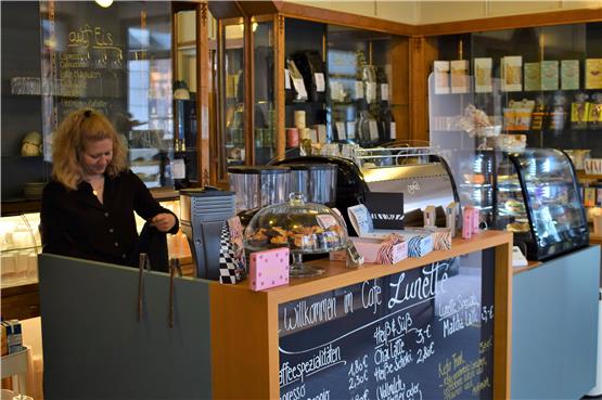 Das erst 2020 eröffnete Café Lunette steht für eine Reihe sehr neuer und geschmackvoller Cafés in Tübingen und setzt in der Neuen Straße eine Kaffee-Tradition fort, die an dieser Stelle einst das schicke Café Bausch vertreten hatte. Bild: Andrea Bachmann