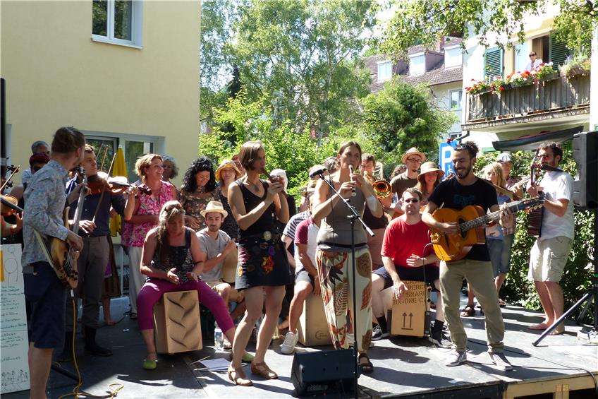 Das erste Brückenstraßenfest zwischen Gartenstraße und Stauwehr in Tübingen brachte am Samstag etliche Anwohner und andere Gäste auf die Beine – und zum Zuhören, Essen und Trinken. Bild: Bauknecht