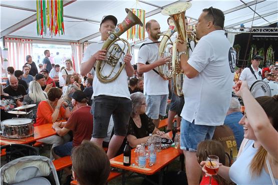 Das gemeinsame Dorffest von Immenhausen und Mähringen im Sommer war ein voller Erfolg. Für gute Stimmung sorgten auch die „Raba Gautschern“ von der Kusterdinger Narrenzunft. Archivbild: Horst Haas