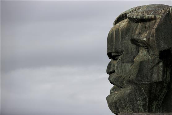 Das im Volksmund nur als „Nischel“ bezeichnete Karl-Marx-Denkmal. Ein 40-Tonnen-Kopf mit mürrischem Blick.  Foto: Jan Woitas/dpa
