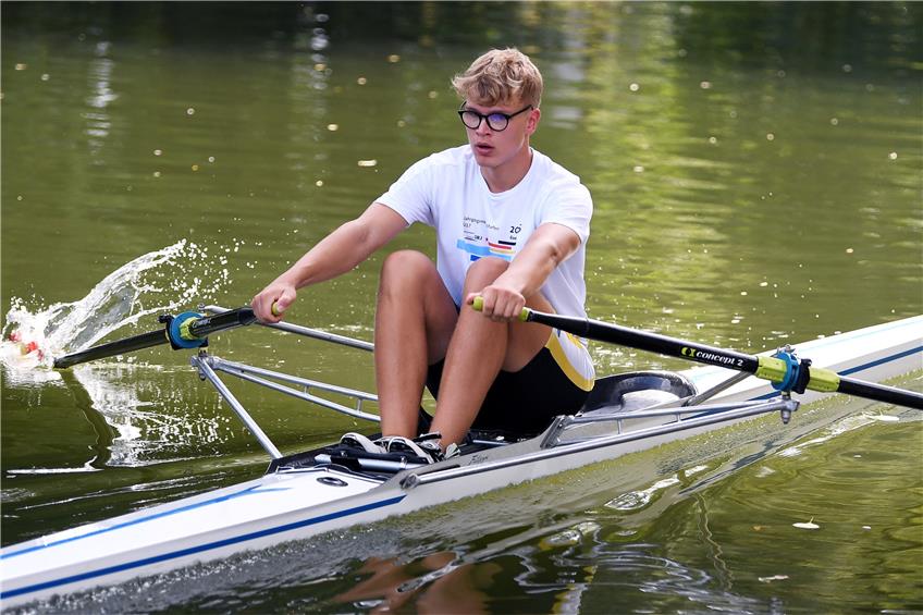 Das kommt vom Rudern: Elias Kun trainiert im Einer-Boot auf dem Tübinger Neckar. Bild: Ulmer
