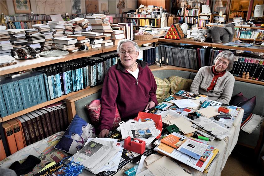 „Das lauft gut“: Alois und Margarete Payer inmitten von zehntausenden Büchern in ihrer ausgemusterten Kirche in Ofterdingen. Bild: Rippmann
