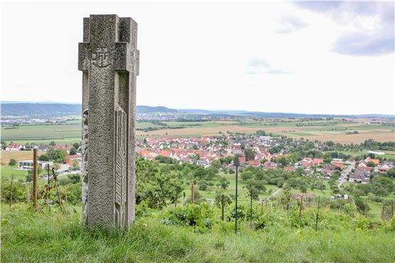 Das markante Steinkreuz über Wendelsheim in der Nähe des Märchensee schuf Egon Baur 1971.