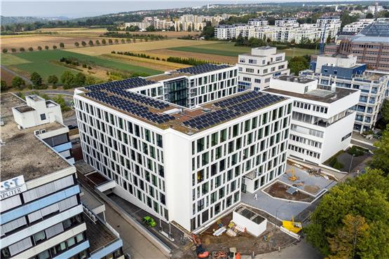 Das neue Zentralgebäude des Baukonzerns Strabag auf dem Züblin-Campus in Stuttgart mit Photovoltaikanlage.  Fotos: © Züblin