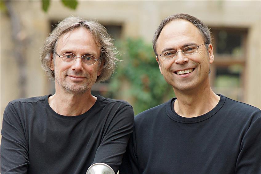 Das rote Tagebuch hat er schon dabei: Autor Rainer Imm (rechts) mit Musiker Bernhard Mohl. Bild: Alexander Gonschior