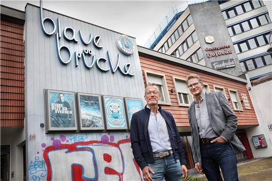 Das sind die Neuen: Robert Weihing (links) und Carsten Schuffert geben der Blauen Brücke die Farbe zurück und werden das Kino voraussichtlich Mitte November in neuem Glanz erstrahlen lassen. Bild: Anne Faden