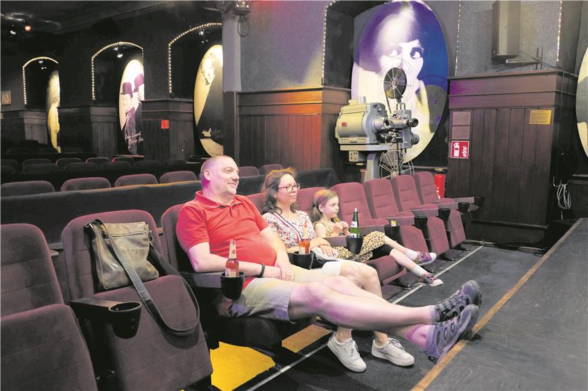 Das sind drei der ersten fünf Kinobesucher im Landkreis seit dem Corona-Lockdown. Bild: Uli Rippmann