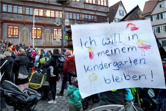 Das war im Februar kein ungewöhnliches Bild: Eltern protestieren vor dem Tübinger Rathaus gegen die strukturelle Verkürzung von Öffnungszeiten in den Kitas. Archivbild: Anne Faden