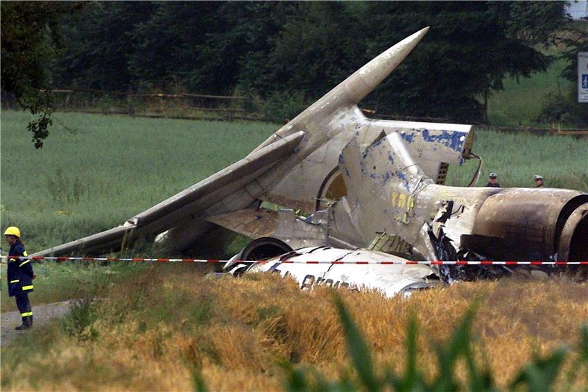 Das zerstörte Heck der Tupolew. Foto: Rolf Haid/dpa