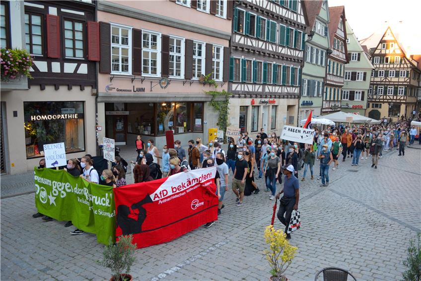 Dass die linken Demonstrant/innen vergangenen Mittwoch bei ihrem Zug durch Tübingen Banner gegen die AfD hochhielten, überrascht nicht. Aber auch die Jungsozialisten scheinen einigen nicht in den Kram zu passen: Sie mussten ihre Flagge wieder einpacken. Bild: Fabian Renz-Gabriel