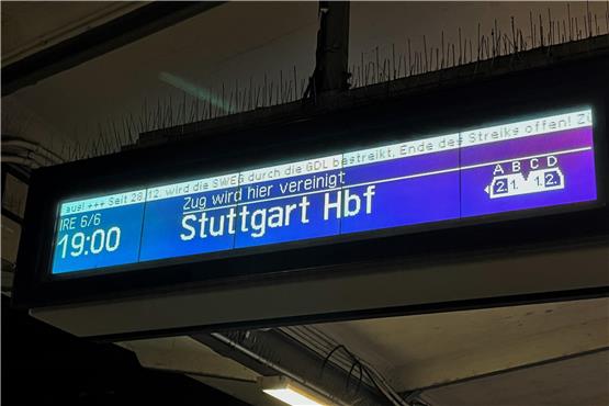 Dass gestreikt wird, steht am Bahnsteig – welche Züge tatsächlich fahren, ist oft unklar. Bild: Moritz Hagemann