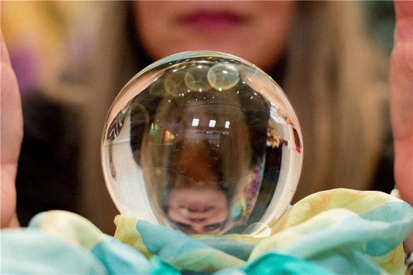 Dass sich mit dem Blick in eine Kristallkugel künftige Ereignisse vorhersagen lassen, ist wissenschaftlich betrachtet nicht haltbar. Foto: Sebastian Kahnert/dpa