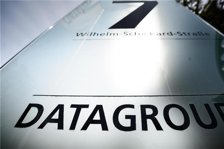 «Datagroup» steht auf einem Schild vor dem Eingang des IT-Dienstleisters. Foto: Sina Schuldt/Archiv dpa/lsw