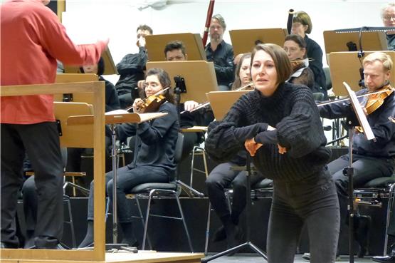 Deaf-Performerin Kristina Weber vor den Musikern der Württembergischen Philharmonie. Bild: Hella Schreiber