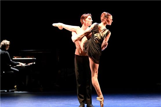 Debütantin in Stuttgart: Tänzerin Mackenzie Brown mit Halbsolist Matteo Miccini. Foto: Stuttgarter Ballett