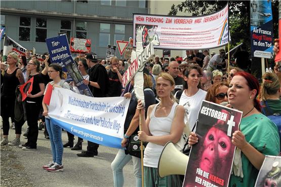 Demo gegen die Tierversuche mit Affen im MPI. Bild: Albers