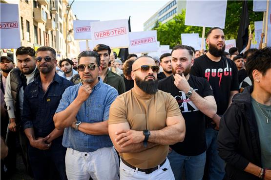 Demonstranten halten Schilder mit den Aufdrucken „Verboten“ und „Zensiert“ auf einer Kundgebung des Netzwerks „Muslim Interaktiv“. Foto: Gregor Fischer/dpa
