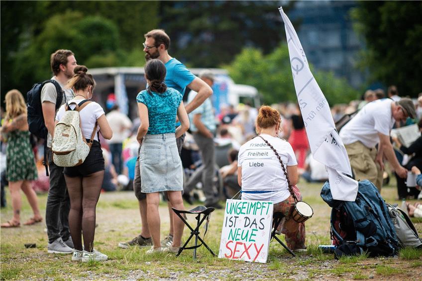 Demonstration gegen Impfungen: Wer sich nicht impfen lassen will, der muss nach Plänen des Bundesgesundheitsministeriums bald Nachteile in Kauf nehmen. Foto: Jonas Güttler/dpa