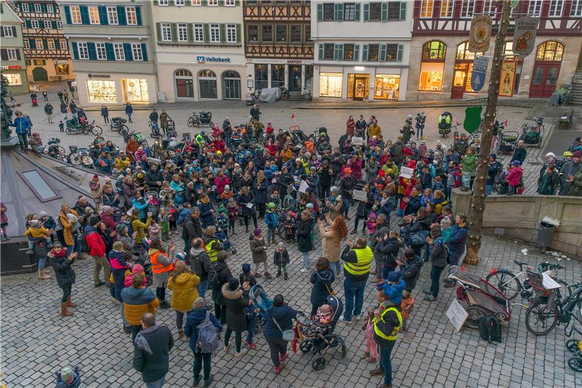 Demonstration von Kita-Eltern vor dem Tübinger Rathaus. Bild: Ulrich Metz