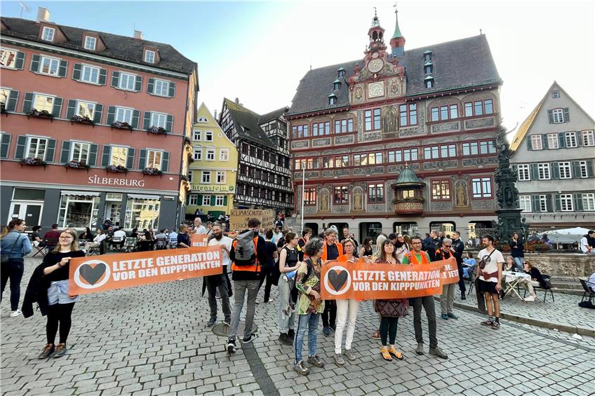Demonstration von Unterstützern der Gruppe „Letzte Generation“ auf dem Tübinger Marktplatz. Bild: Jonas Bleeser