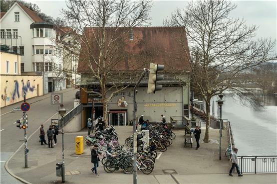Den Platz vor dem Neckarmüller zierte einst eine Nymphenskulptur – heute dient er als schnöde Stellfläche für Zweiräder. Archivbild: Metz