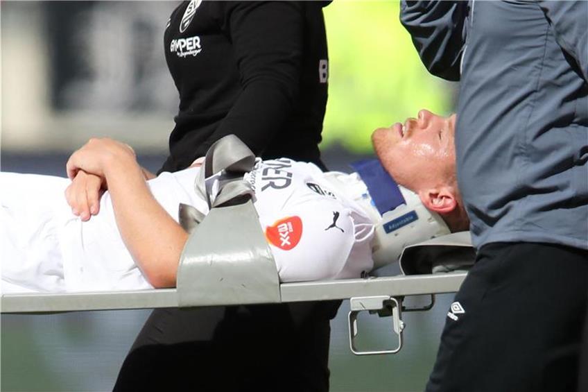 Denis Linsmayer vom SV Sandhausen wird verletzt vom Platz getragen. Foto: Daniel Karmann/dpa