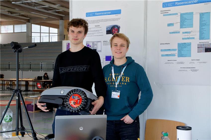 Der 18-jährige Paul Masan (links) und der 19-jährige Martin Eichler stellten ihren selbst entwickelten Rasenscanner beim Regionalwettbewerb von „Jugend forscht“ vor.Privatbild