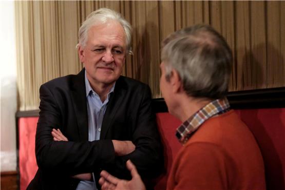 Der 65-jährige Filmemacher Jan Schütte (links) im Gespräch mit dem Inhaber des Mössinger Kinos Stefan Schlegel. Bild Uli Rippmann