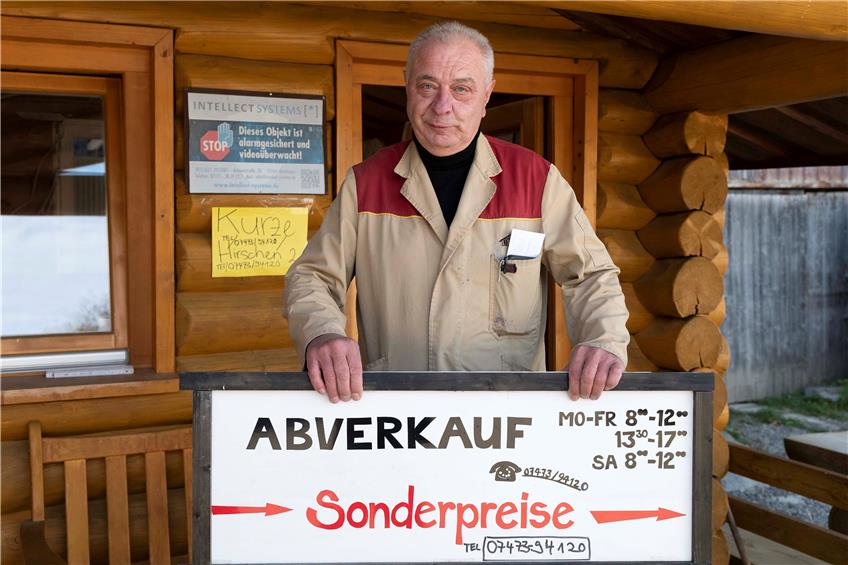 Der Abverkauf läuft noch: Martin Bühler vor dem Büro beim Sägewerk. Bild: Klaus Franke