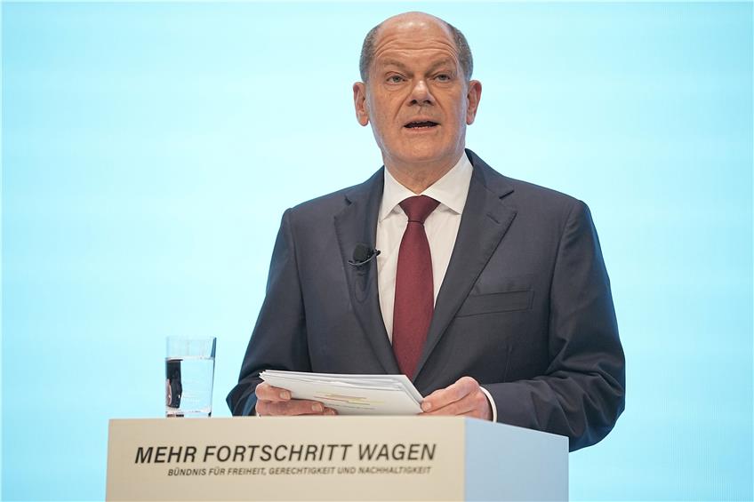 Der Anführer des Ampel-Bündnisses, Olaf Scholz (SPD), stellt den Koalitionsvertrag der drei Parteien vor.  Foto: Michael Kappeler/dpa