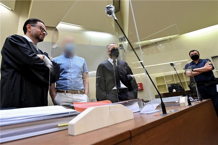 Der Angeklagte Mark S. (rechts) mit seinem Anwalt Juri Goldstein beim Prozess in München. Foto: Peter Kneffel/dpa
