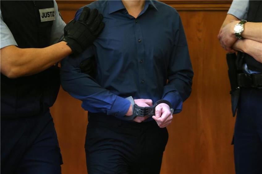 Der Angeklagte Sergej W. wird zur Anklagebank gebracht. Foto: Ina Fassbender/Archiv dpa/lsw