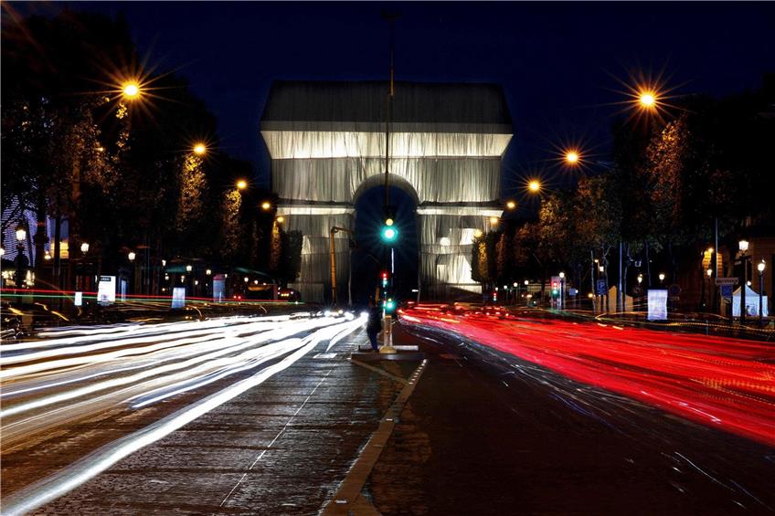 Der Arc de Triomphe in der Nacht auf Freitag. An den kommenden Wochenenden wird der riesige Kreisverkehr für den Verkehr gesperrt. Foto: Thomas Coex/afp