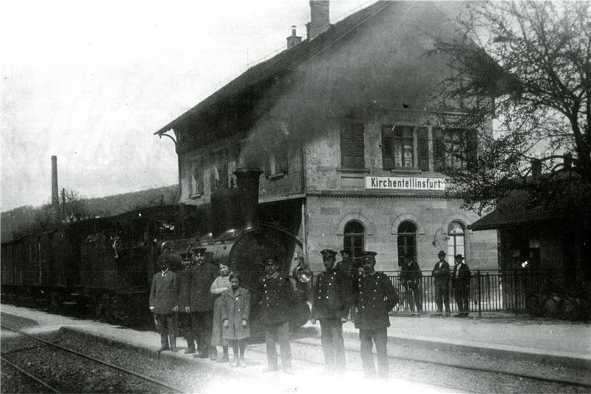 Der Bahnhof Kirchentellinsfurt: Die Aufnahme entstand vor dem Ersten Weltkrieg, da stand das Gebäude noch auf Wannweiler Gemarkung. Bild: Kirchentellinsfurt – Chronik eines Dorfes