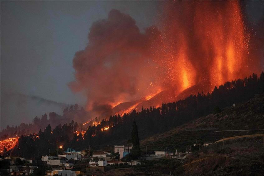 Der Berg Cumbre Vieja in El Paso spuckt Feuer, Rauch und Asche. Die Lava frisst sich durch Siedlungen. Foto: DESIREE MARTIN
