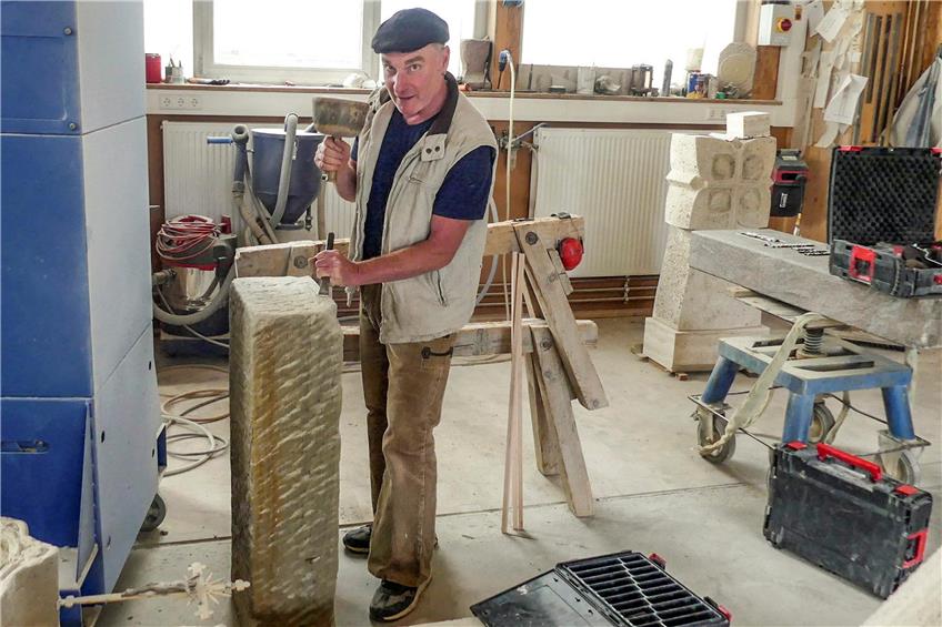 Der Beruf des Steinmetz ist einer der ältesten überhaupt. Harald Straub pflegt in seinem Oberndorfer Betrieb die Tradition – und ist doch ganz modern. Bild: Werner Bauknecht