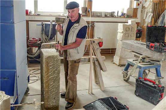 Der Beruf des Steinmetz ist einer der ältesten überhaupt. Harald Straub pflegt in seinem Oberndorfer Betrieb die Tradition – und ist doch ganz modern. Bild: Werner Bauknecht