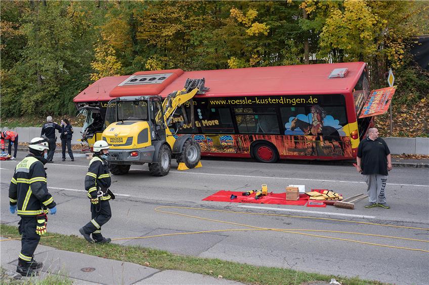 Der Busfahrer schwebt in Lebensgefahr. Bild: Ulrich Metz