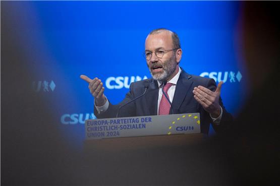 Der CSU-Spitzenkandidat zur Europawahl Manfred Weber spricht auf dem kleinen Parteitag der CSU zur der Europawahl. Foto: Peter Kneffel/dpa