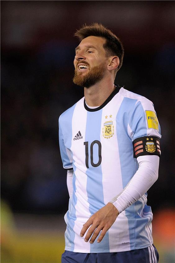 Der Chilene Arturo Vidal (l.) muss genauso wie Lionel Messi mit Argentininen hart für die WM-Fahrkarte kämpfen. Foto: AFP