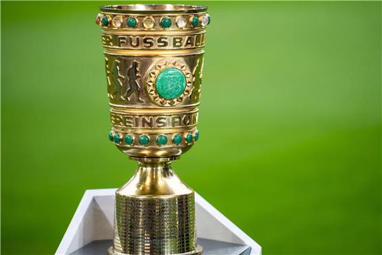 Der DFB-Pokal auf einem Podest. Foto: Marius Becker
