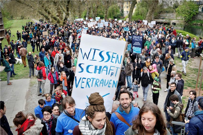 Der Demonstrationszug begann bei der Tübinger Neckarinsel und zog dann zur Kundgebung vor die Neue Aula. Bild: Faden